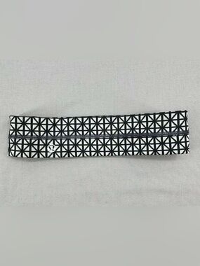 lululemon athletica Black and White Geometric Print Fly Away Tamer Headband